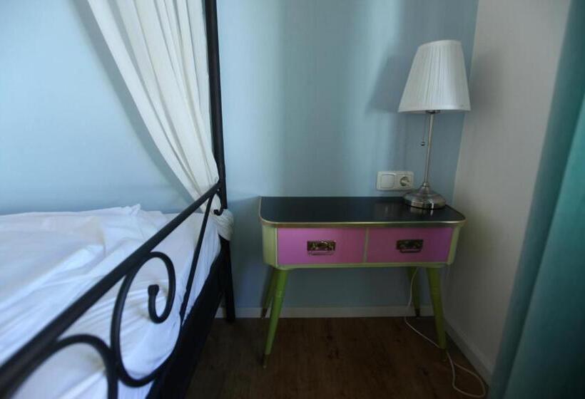 اتاق استاندارد با سرویس بهداشتی مشترک, Old Kings Design Hostel