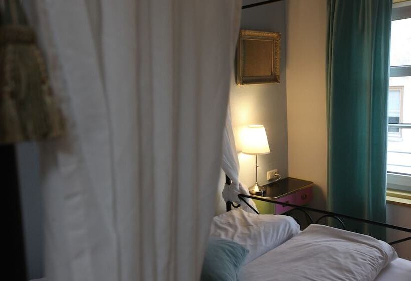 اتاق استاندارد با سرویس بهداشتی مشترک, Old Kings Design Hostel