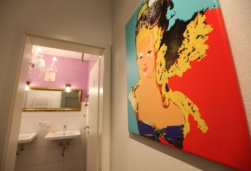 اتاق استاندارد با سرویس بهداشتی مشترک, Old Kings Design Hostel