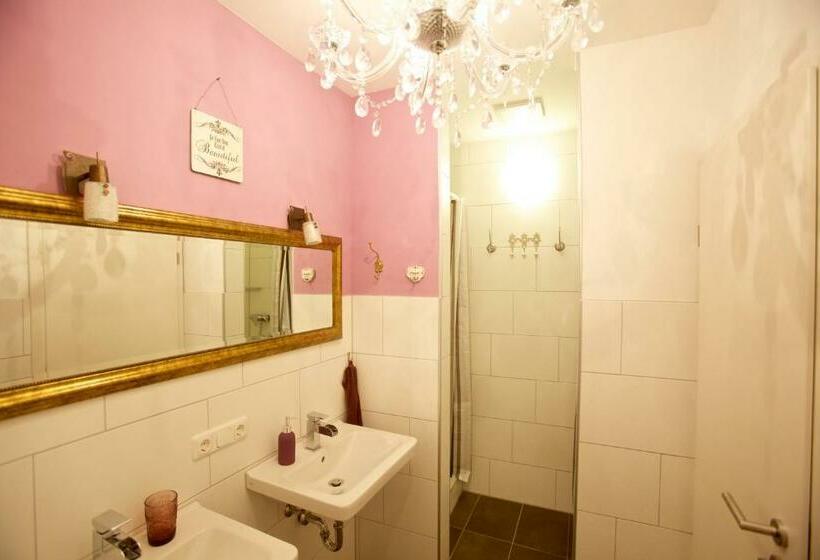 اتاق استاندارد با سرویس بهداشتی مشترک, Old Kings Design Hostel