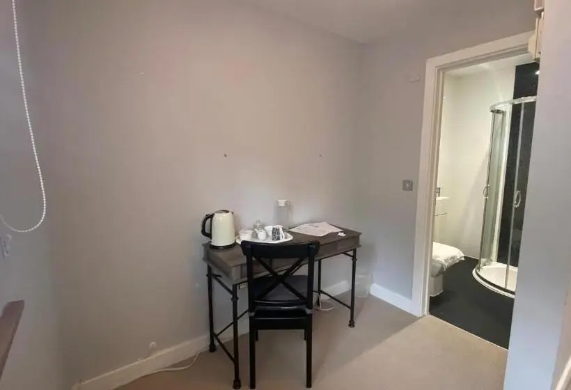 コンフォートトリプルルーム, Deepcut Lodge Bed & Breakfast