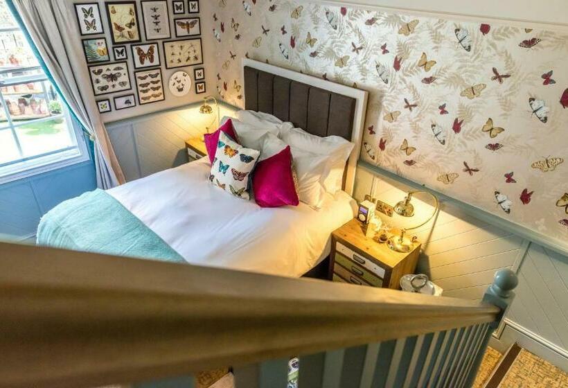 غرفة قياسية, Hand And Spear