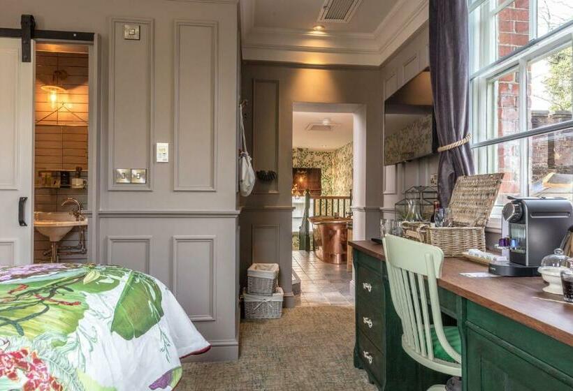 스탠다드 룸, Hand And Spear