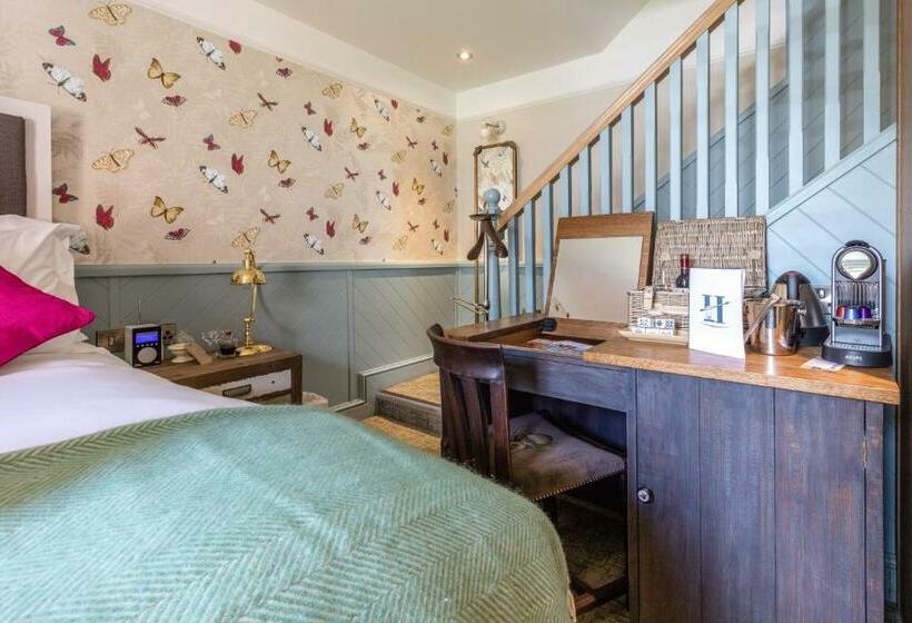 غرفة قياسية, Hand And Spear