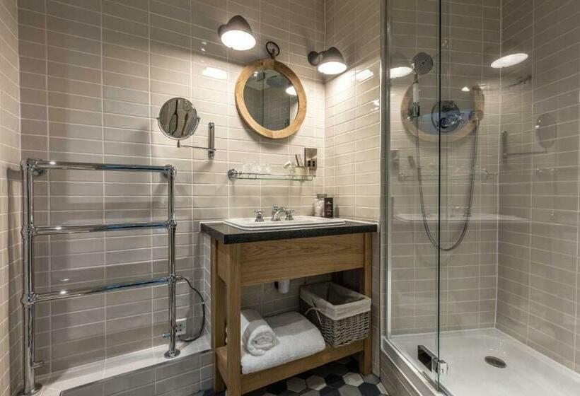 스탠다드 룸, Hand And Spear