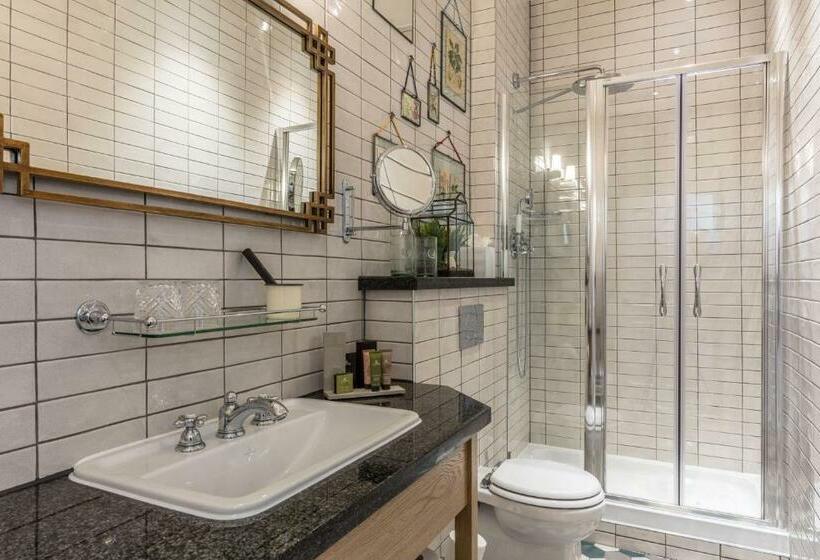 غرفة قياسية, Hand And Spear