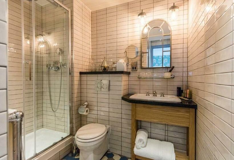 غرفة قياسية, Hand And Spear