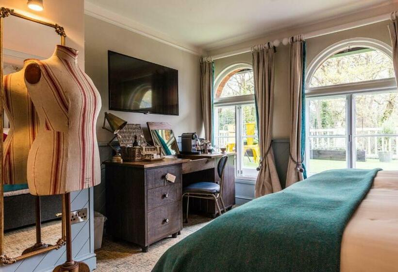 غرفة قياسية, Hand And Spear