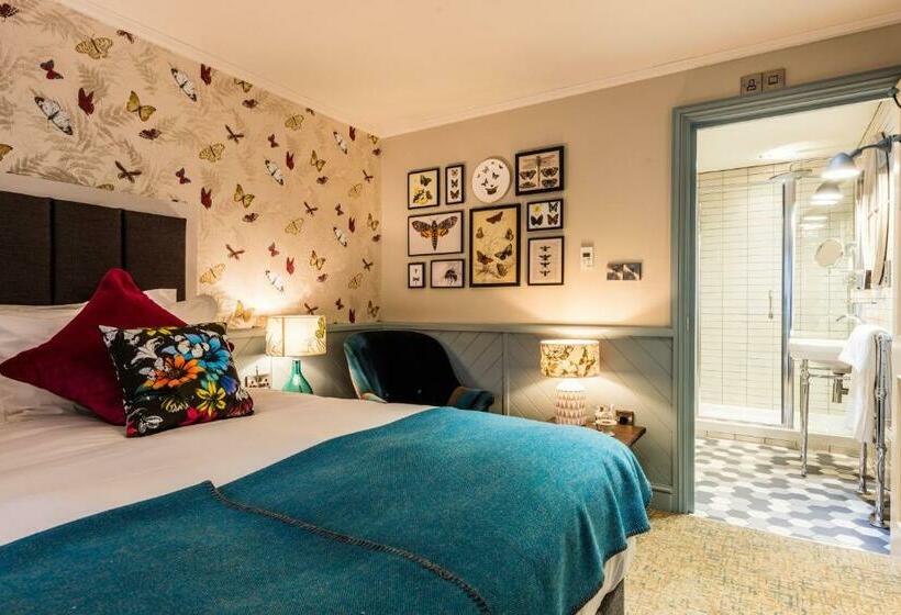 غرفة قياسية, Hand And Spear