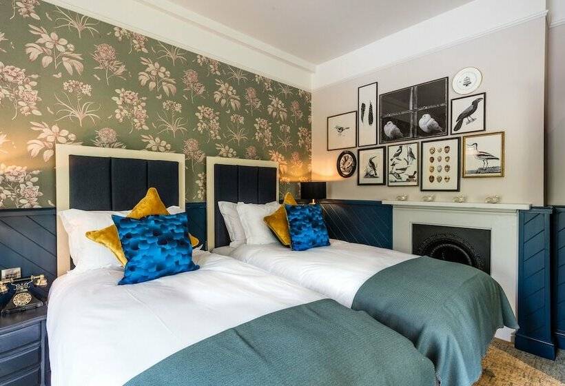 غرفة قياسية, Hand And Spear