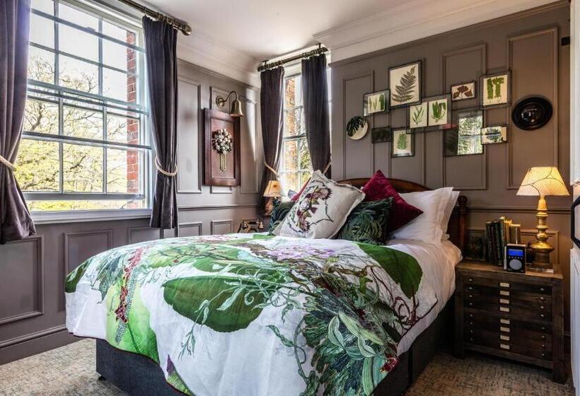 غرفة قياسية, Hand And Spear