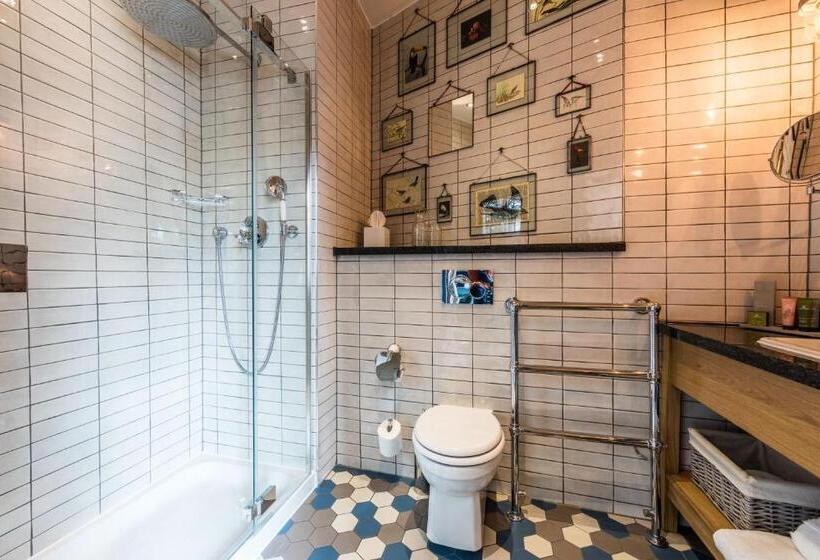 스탠다드 룸, Hand And Spear