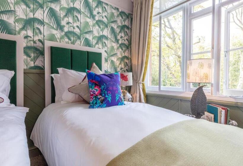 غرفة قياسية, Hand And Spear