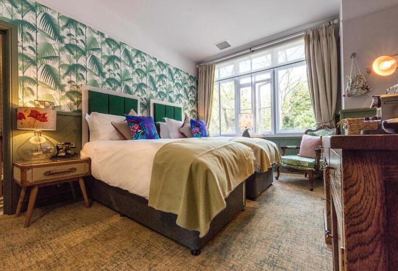 غرفة قياسية, Hand And Spear