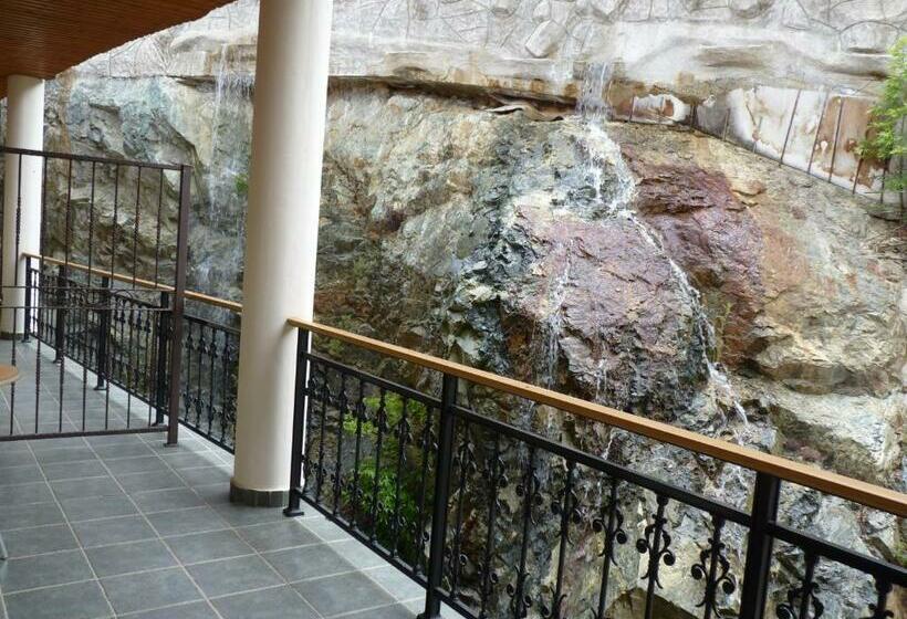 اتاق استاندارد سه تخته با بالکن, Mountain Rose Hotel & Restaurant