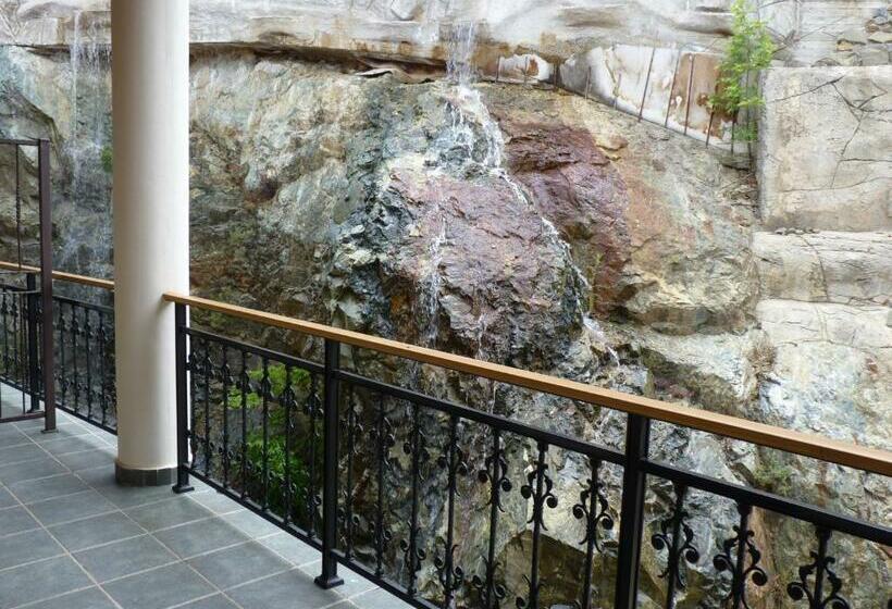 발코니가 있는 4인용 스탠다드 룸, Mountain Rose Hotel & Restaurant