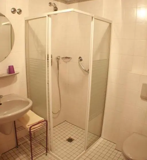Standard Yhden Hengen Huone, Rebstock