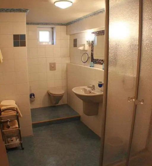 Standard Viiden Hengen Huone, Rebstock