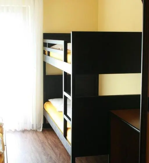 Standard Viiden Hengen Huone, Rebstock