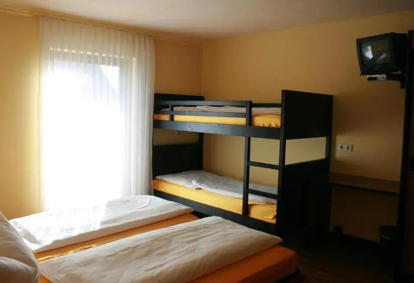 Standard Viiden Hengen Huone, Rebstock