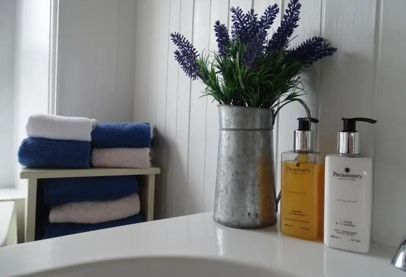 Deluxe-huone Puutarhanäkymä, Lillian May Bnb