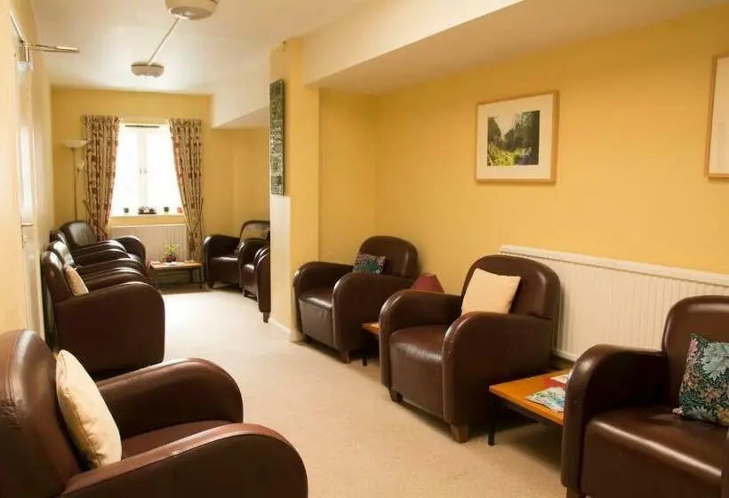 Perhehuone, Ludlow Mascall Centre