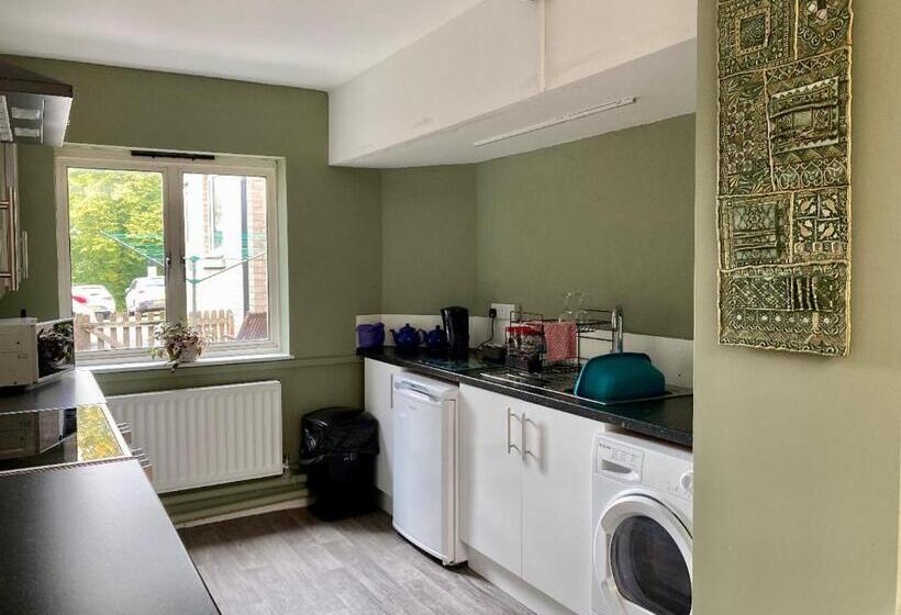 חדר משפחתי, Ludlow Mascall Centre