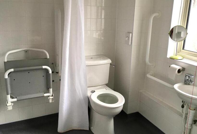 חדר סטנדרט יחיד מותאם לאדם עם מוגבלויות, Ludlow Mascall Centre