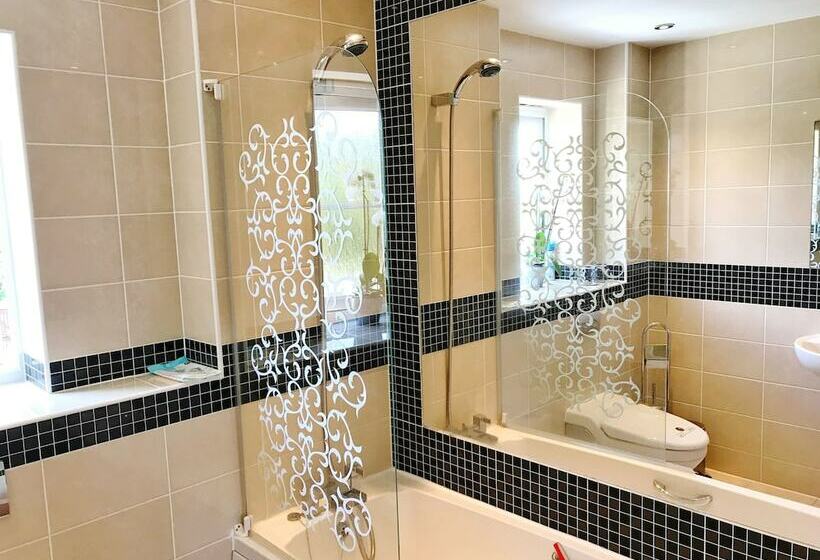 غرفة قياسية, Moon House