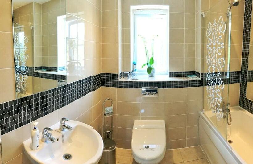 غرفة قياسية, Moon House