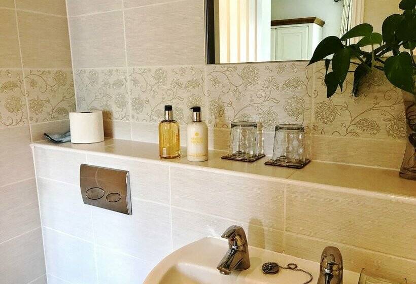 غرفة قياسية, Moon House