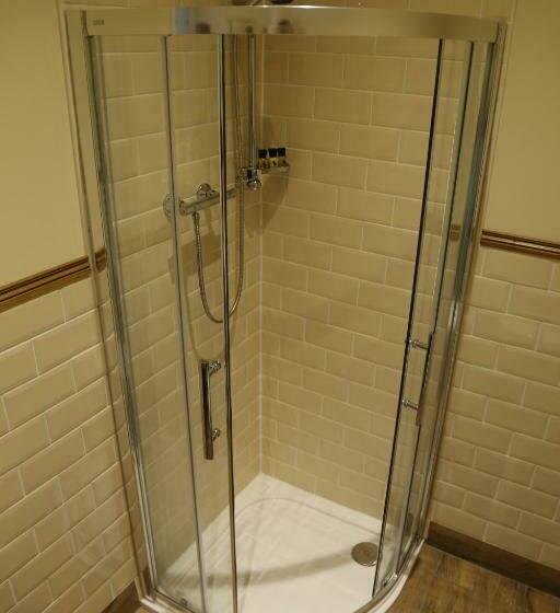 اتاق خانوادگی, Number 8 The Townhouse