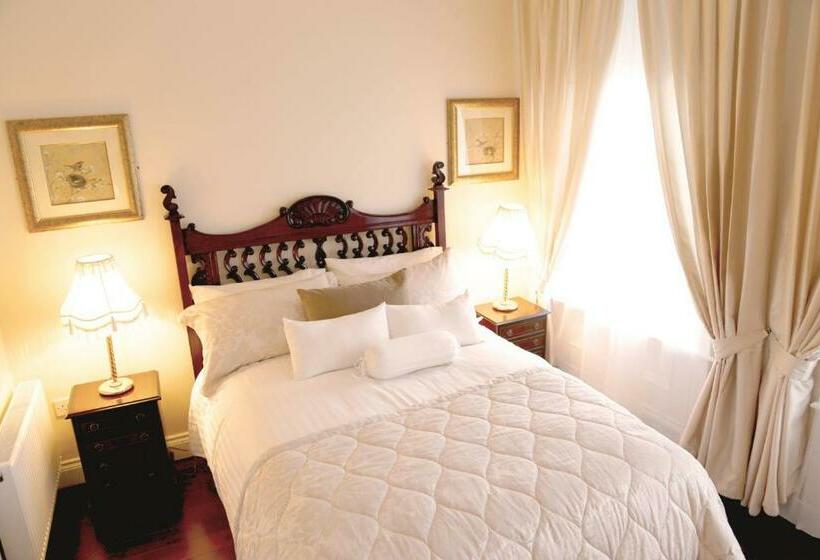 اتاق خانوادگی, Number 8 The Townhouse