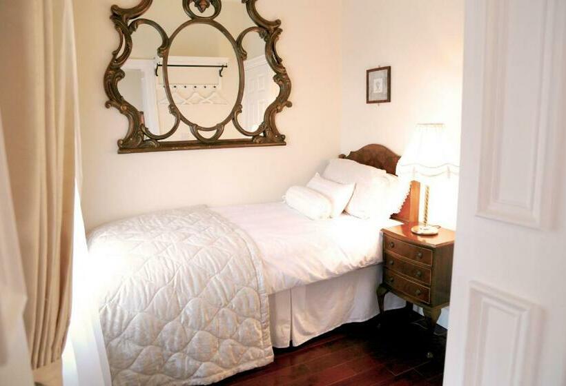 اتاق خانوادگی, Number 8 The Townhouse