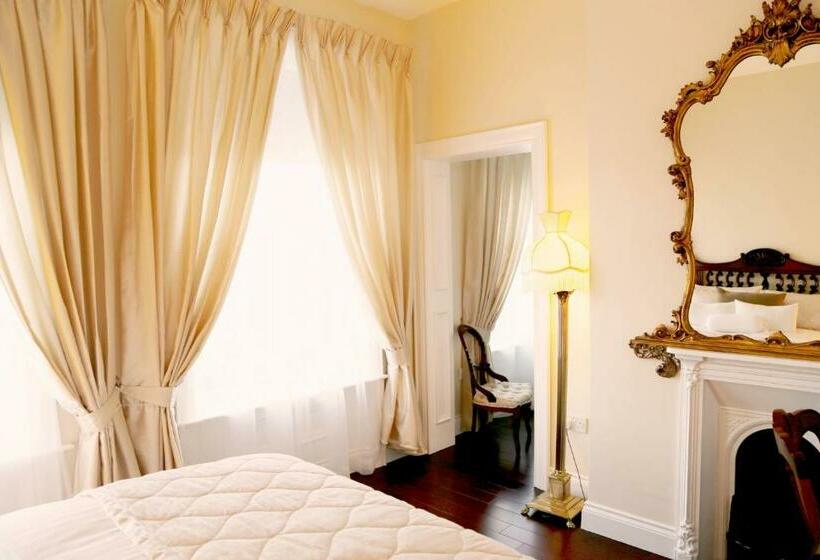 اتاق خانوادگی, Number 8 The Townhouse