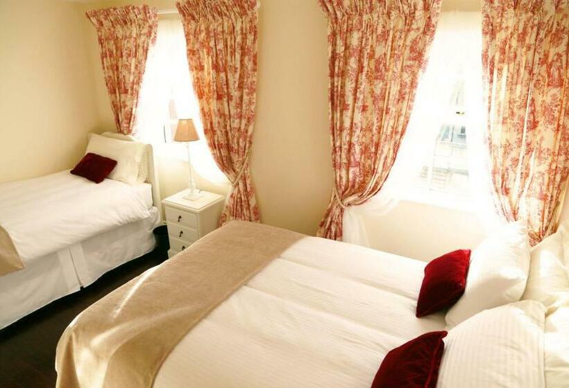 اتاق خانوادگی, Number 8 The Townhouse