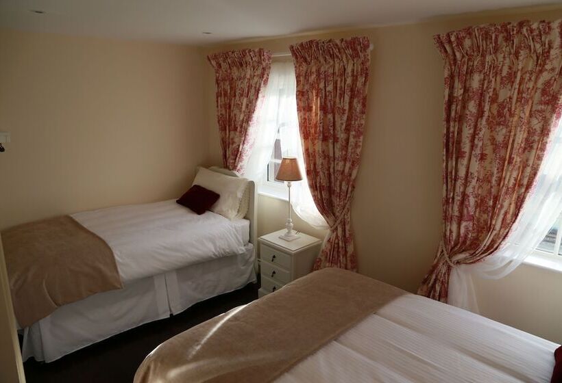 اتاق خانوادگی, Number 8 The Townhouse