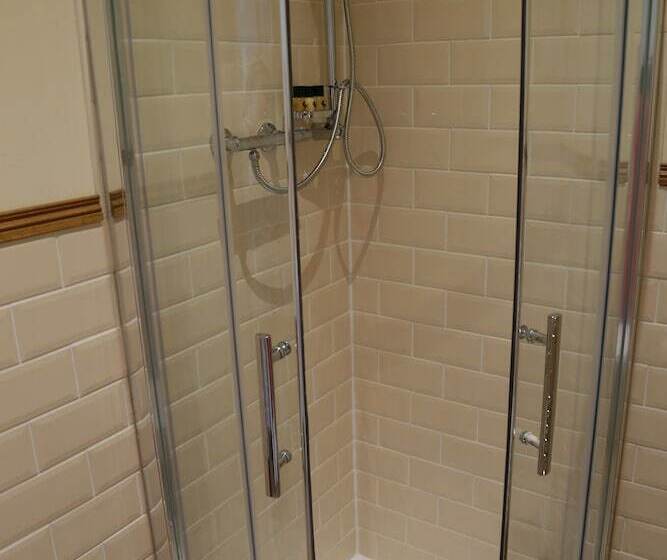 اتاق خانوادگی, Number 8 The Townhouse