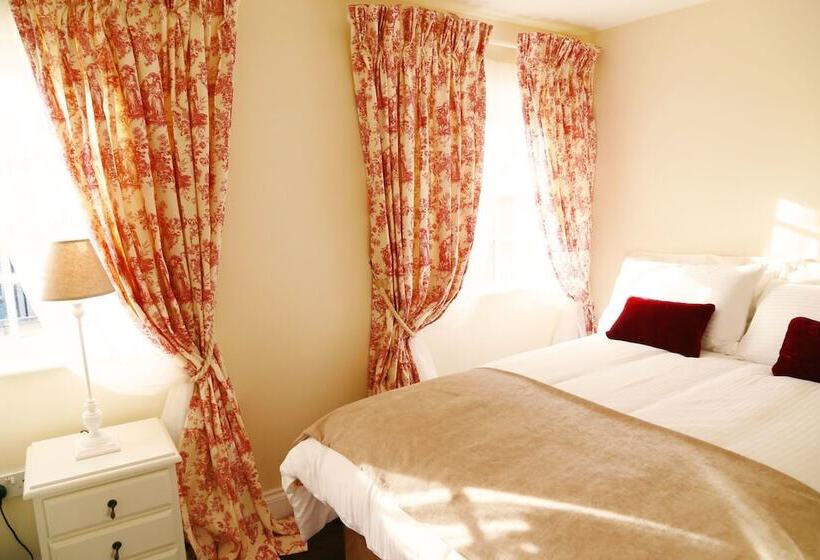 اتاق خانوادگی, Number 8 The Townhouse