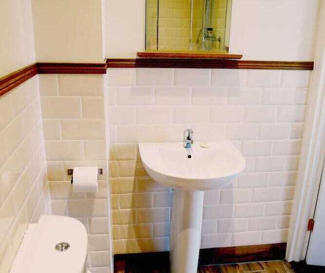 اتاق خانوادگی, Number 8 The Townhouse