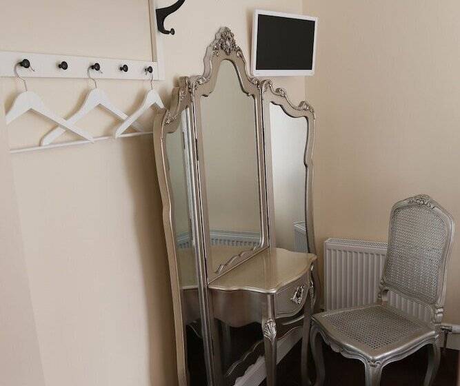 اتاق لوکس, Number 8 The Townhouse