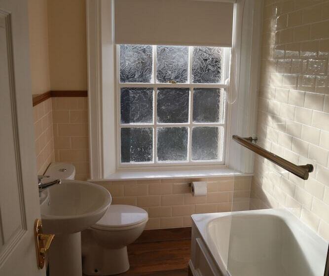 اتاق لوکس, Number 8 The Townhouse