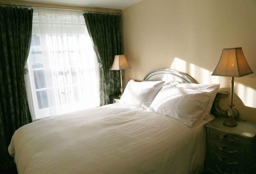 اتاق لوکس, Number 8 The Townhouse