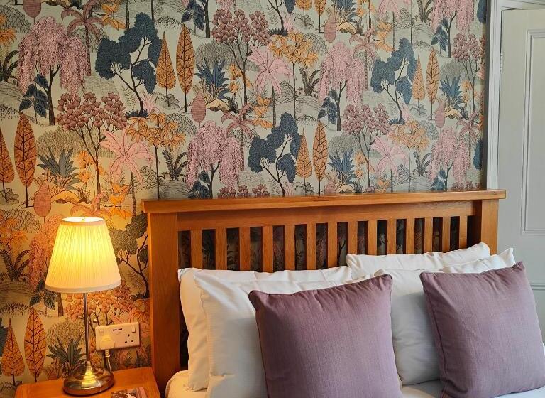 חדר סטנדרט, The Corner House