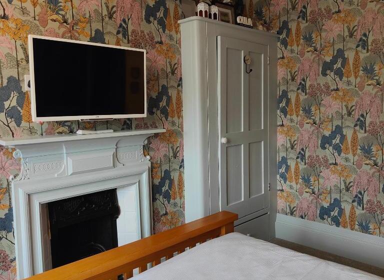 חדר סטנדרט, The Corner House