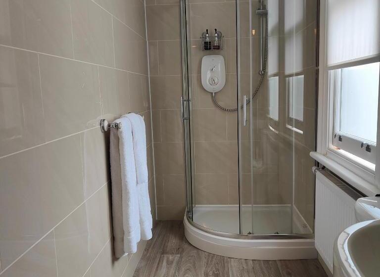 חדר סטנדרט, The Corner House