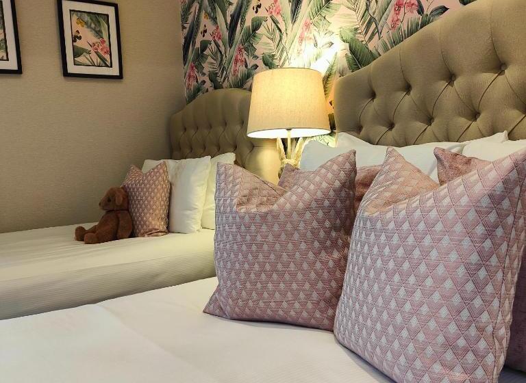 חדר סטנדרט לשלושה, The Corner House