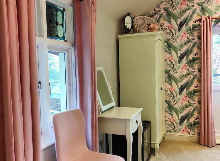 חדר סטנדרט לשלושה, The Corner House