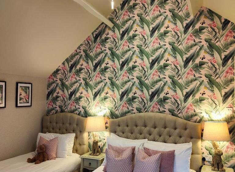 חדר סטנדרט לשלושה, The Corner House