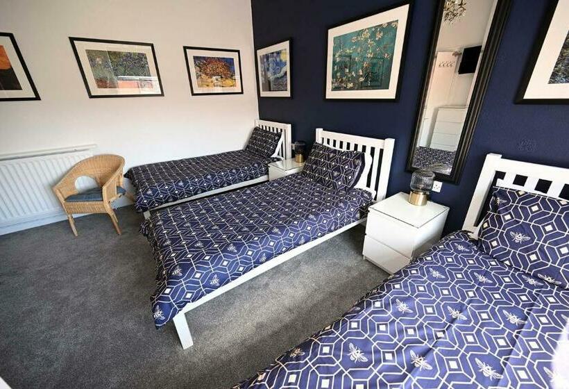 舒适三人间, The Hathaways